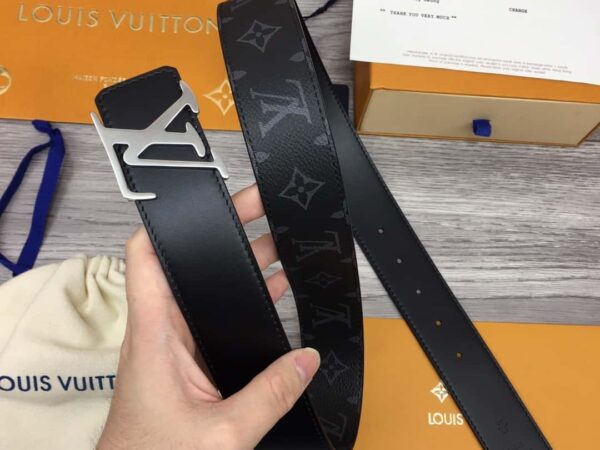 Thắt lưng nam Louis Vuitton Tag 40MM Reversible Belt Monogram Black khóa bạc