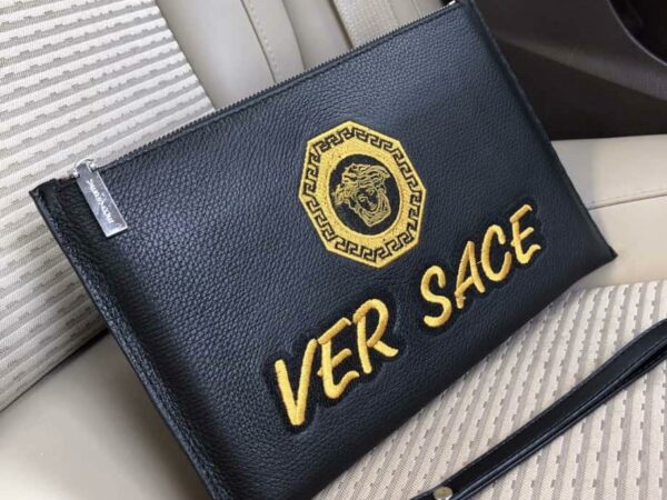 Ví cầm tay Versace siêu cấphọa tiết logo chữ thêu vàng