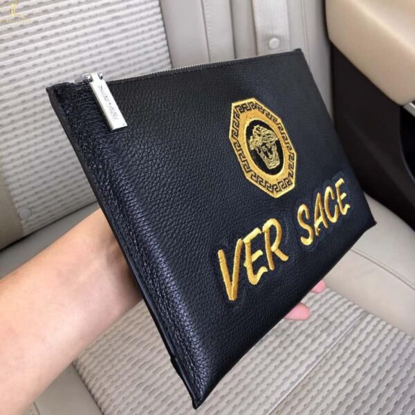 Ví cầm tay Versace siêu cấphọa tiết logo chữ thêu vàng