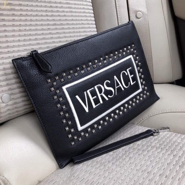 Ví cầm tay Versace siêu cấp họa tiêt Logo chữ trắng