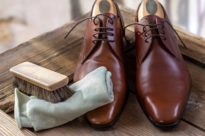 Dùng khăn mềm lau sạch bề mặt giày da lộn