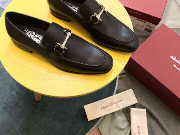 Giày lười Salvatore Ferragamo Black Calfskin siêu cấp khóa logo bạc