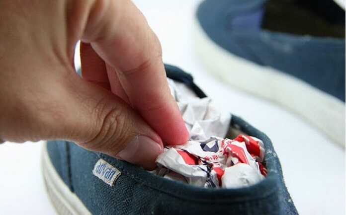 Nếu giày bị dính nước, cho giấy báo vào trong sẽ giúp hút ẩm nhanh chóng