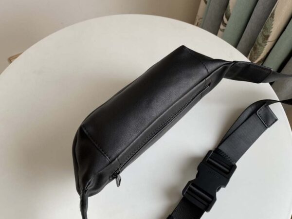 Túi đeo Burberry siêu cấp họa tiết logo chữ in nổi màu đen
