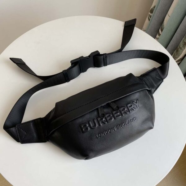 Túi đeo Burberry siêu cấp họa tiết logo chữ in nổi màu đen