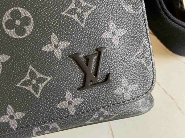 Túi đeo chéo Louis Vuitton District MM siêu cấp hoa đen
