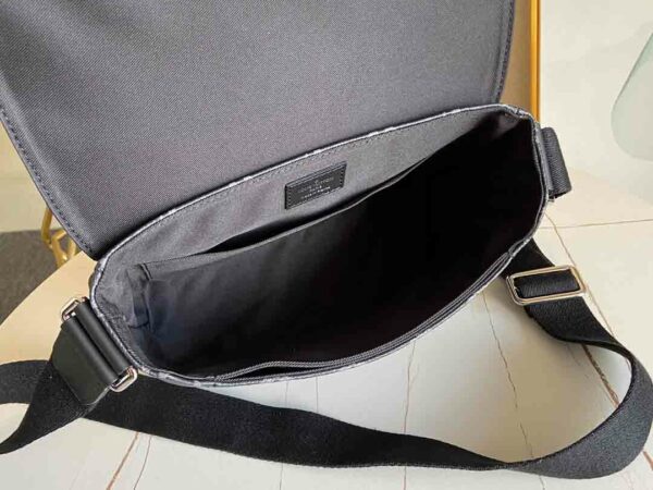 Túi đeo chéo Louis Vuitton District MM siêu cấp hoa đen