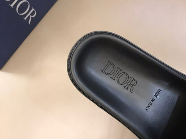 Dép Dior like auth da trơn họa tiết chữ logo trắng