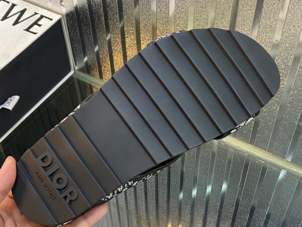 Dép Dior like auth họa tiết logo dập viền đen