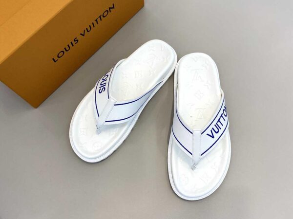 Dép kẹp Louis Vuitton like auth đế trắng logo chữ màu xanh