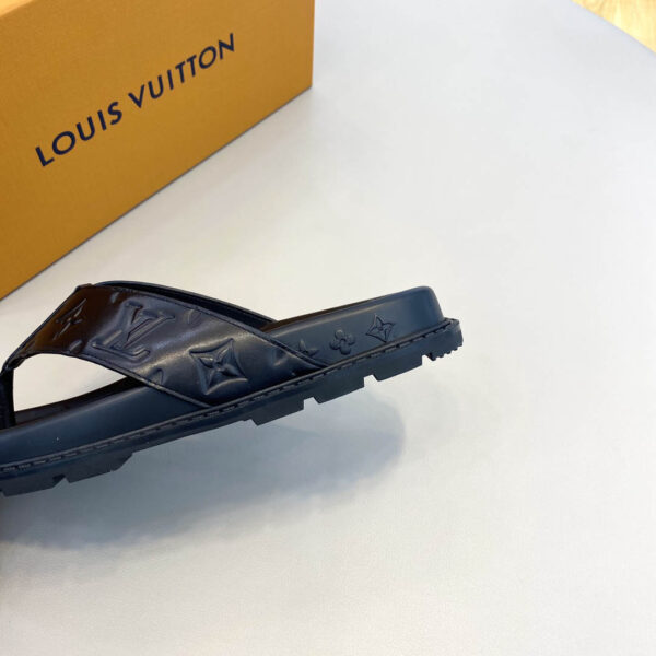 Dép kẹp Louis Vuitton like auth họa tiết logo dập chìm màu đen