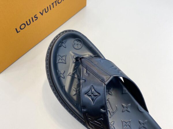 Dép kẹp Louis Vuitton like auth họa tiết logo dập chìm màu đen