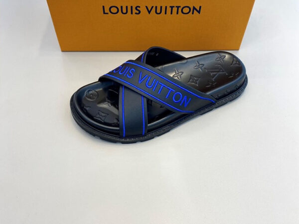 Dép Louis Vuitton like auth đế đen họa tiết chữ logo màu xanh