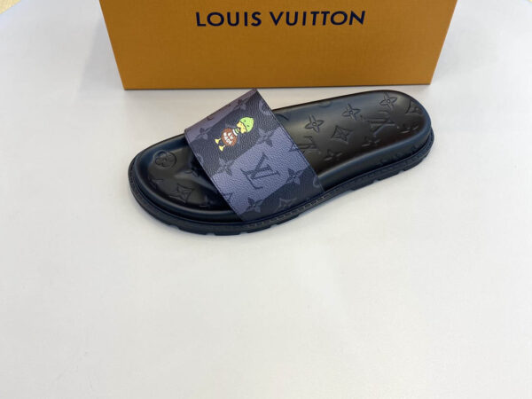 Dép Louis Vuitton họa tiết hình vịt màu xám