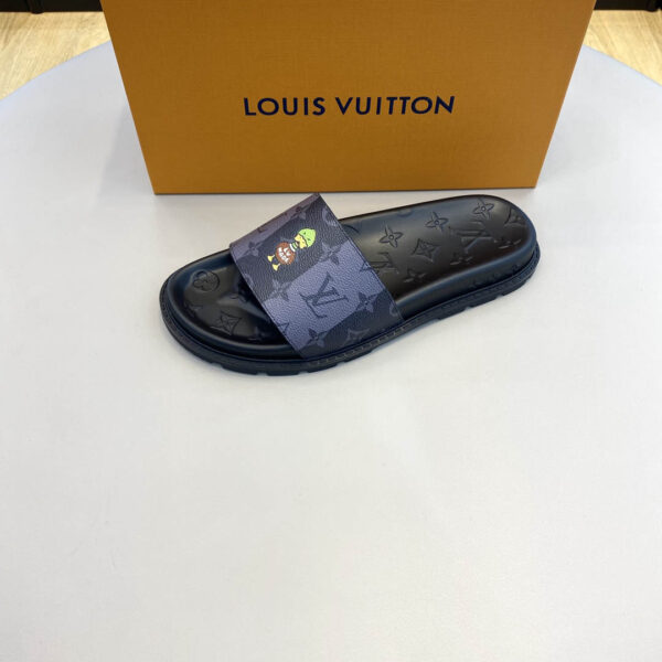 Dép Louis Vuitton họa tiết hình vịt màu xám