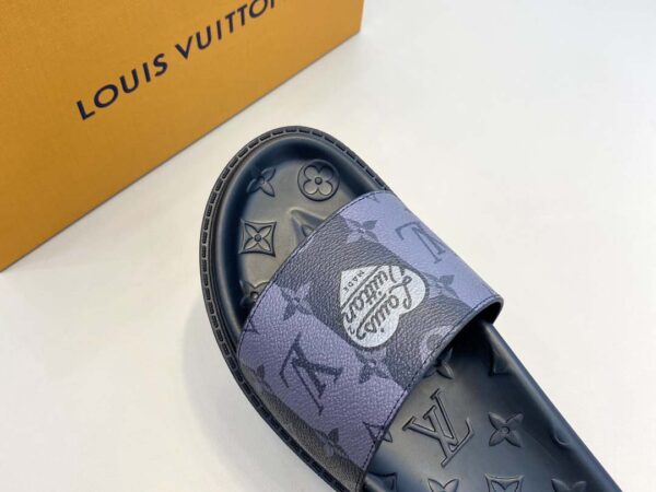 Dép Louis Vuitton like auth hoa xám hình trái tim
