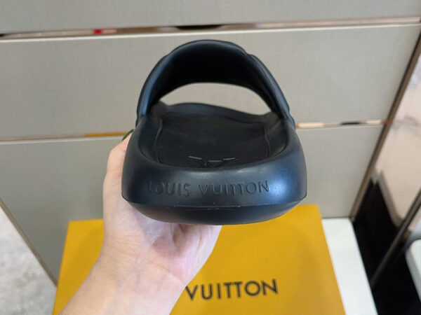Dép Louis Vuitton Waterfront Mule like au hoa chìm màu đen