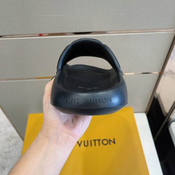 Dép Louis Vuitton Waterfront Mule like au hoa chìm màu đen