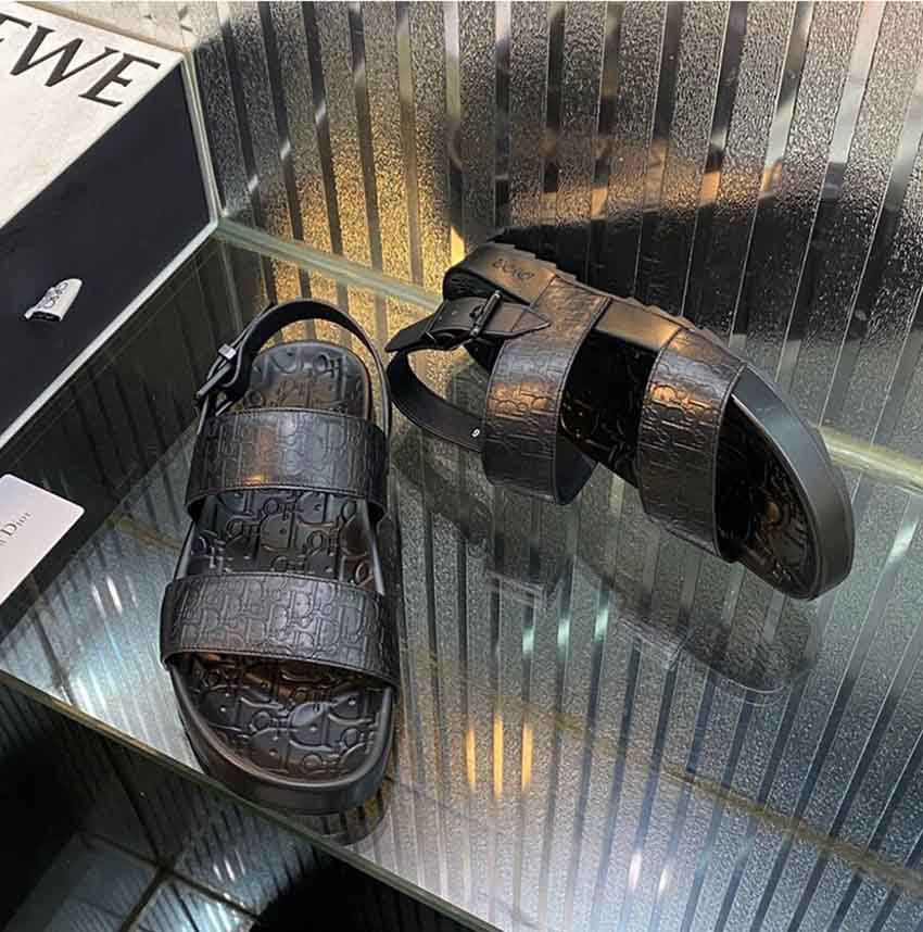 Dép sandal Dior like au họa tiết logo dập nổi màu đen 