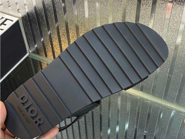 Dép sandal Dior like au họa tiết logo dập nổi màu đen
