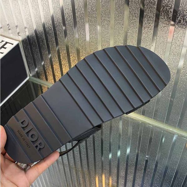 Dép sandal Dior like au họa tiết logo dập nổi màu đen