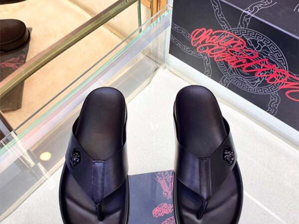 Dép kẹp Versace siêu cấp da trơn họa tiết logo màu đen