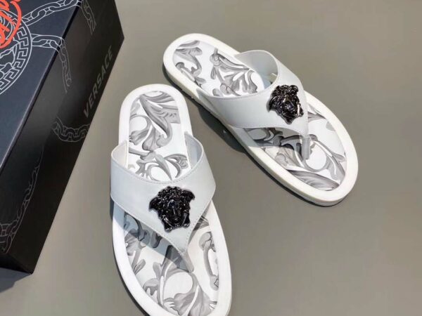Dép kẹp Versace siêu cấp lót da họa tiết hoa lá màu trắng
