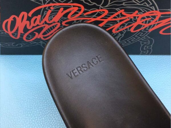 Dép Versace siêu cấp da trơn đế đen họa tiết chữ thêu