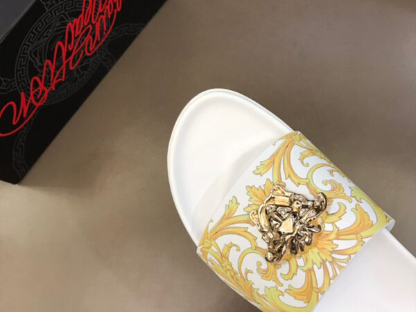 Dép Versace siêu cấp đế trắng họa tiết hoa văn logo vàng