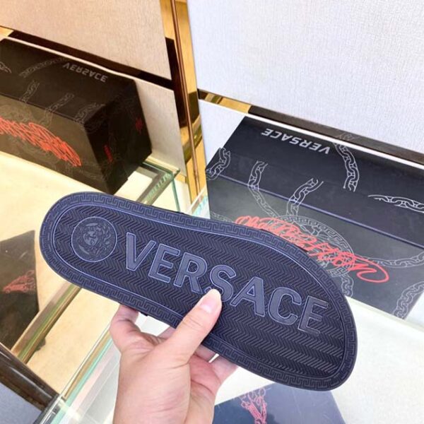 Dép Versace siêu cấp quai ngang da trơn khóa logo đen