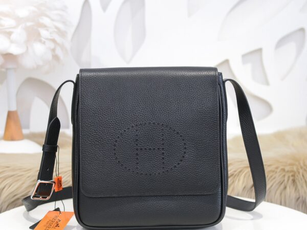 Túi đeo Hermes siêu cấp nắp gập họa tiết logo chứ màu đen