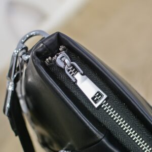 Túi xách nam Versace siêu cấp họa tiết khóa ngan phụ màu đen