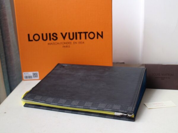 Ví Clutch Louis Vuitton siêu cấp Pochette Voyage MM da Epi màu đen