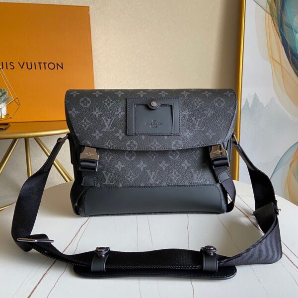 Túi đeo chéo Louis Vuitton siêu cấp Messenger PM Voyager hoa đen khóa gài