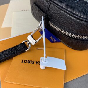 Ví cầm tay Louis Vuitton siêu cấp Pochette Kasai Taiga Logo nổi
