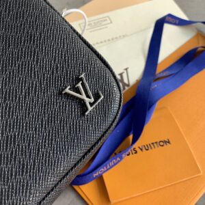 Ví cầm tay Louis Vuitton siêu cấp Pochette Kasai Taiga Logo nổi