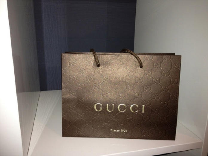 Bao bì của giày Gucci real được dập nổi logo GUCCI đẹp mắt
