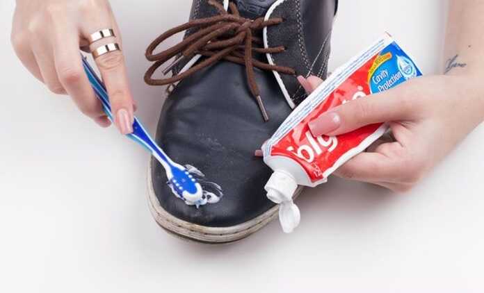 Dùng kem đánh răng vệ sinh giày như mới