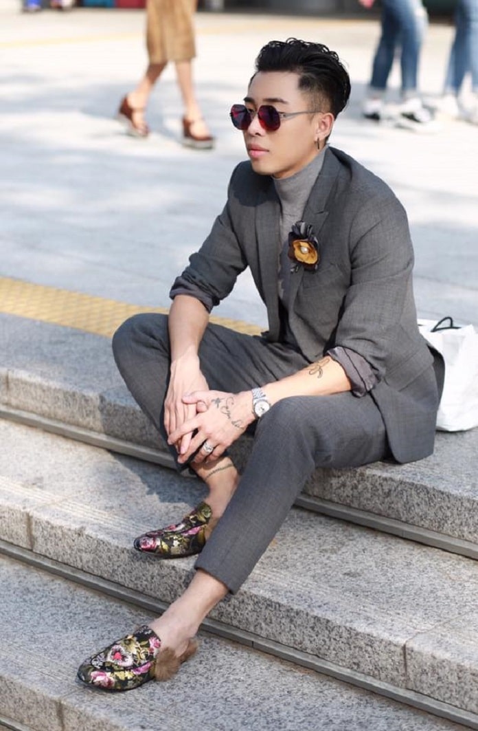 Giày Gucci Princetown Slipper được Hoàng Ku diện khi kết hợp với áo vest cực sang trọng