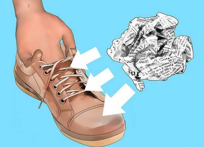 Sử dụng giấy báo để hút ẩm, khử mùi cho giày