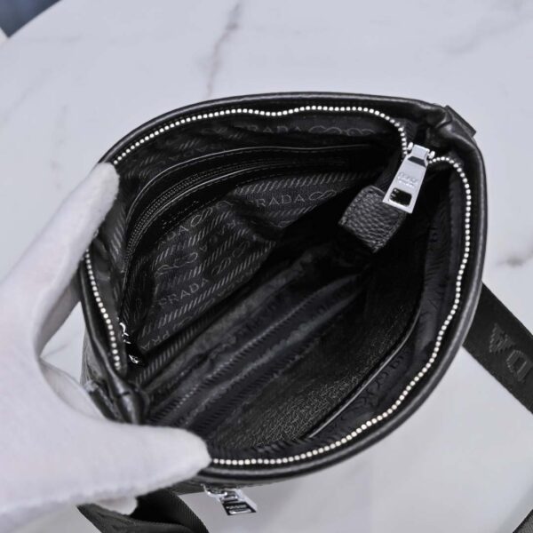 Túi đeo chéo Prada siêu cấp màu đen họa tiết kẻ dọc