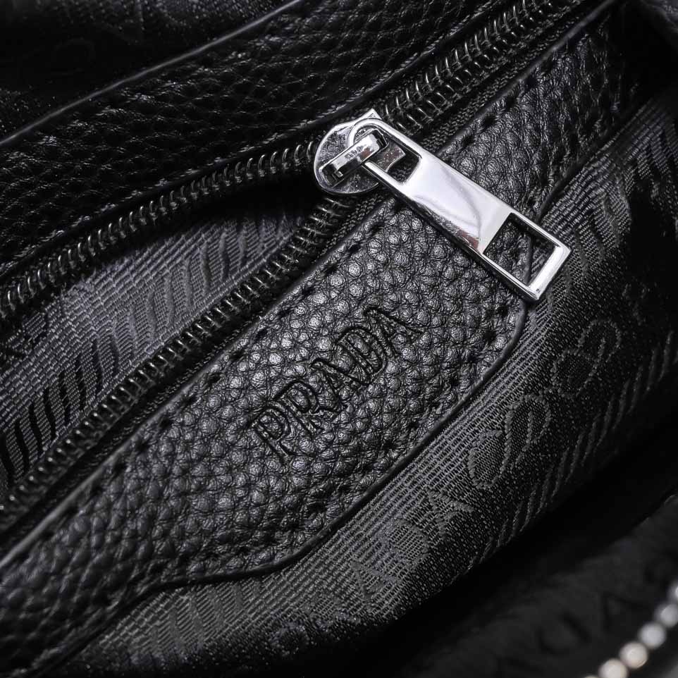 Túi đeo chéo Prada siêu cấp màu đen họa tiết kẻ dọc