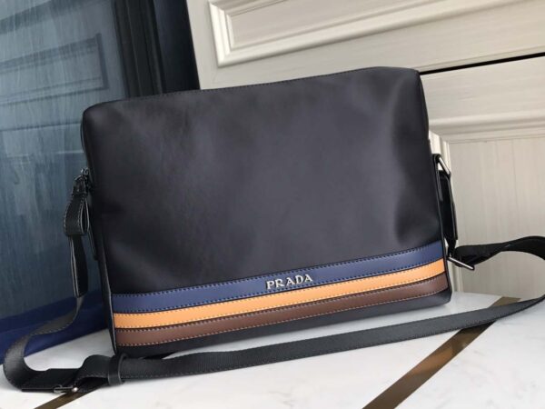 Túi đeo chéo Prada siêu cấp màu đen họa tiết kẻ ngang màu cam