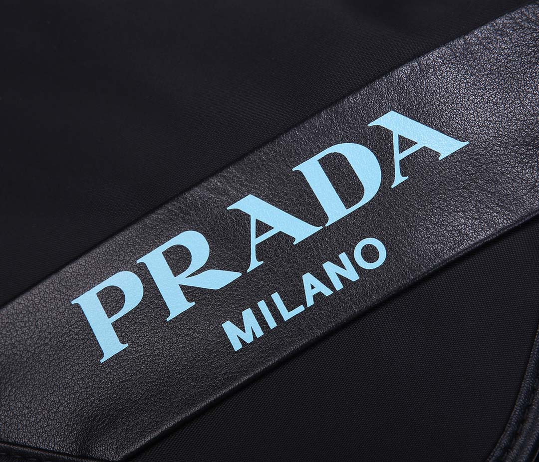 Túi đeo chéo Prada siêu cấp màu đen họa tiết logo màu xanh