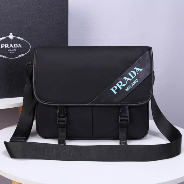 Túi đeo chéo Prada siêu cấp màu đen họa tiết logo màu xanh