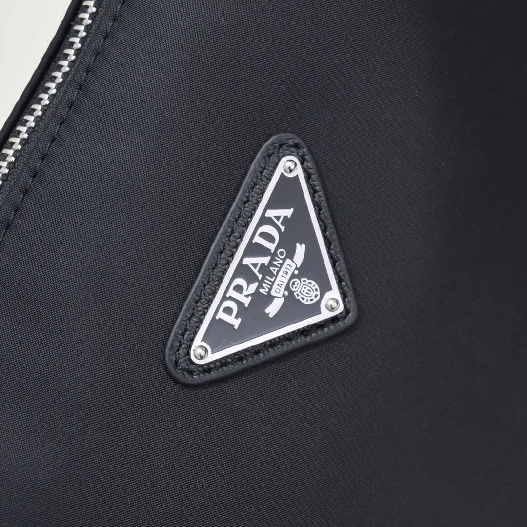 Túi đeo chéo Prada siêu cấp màu đen hoạ tiết logo tam giác