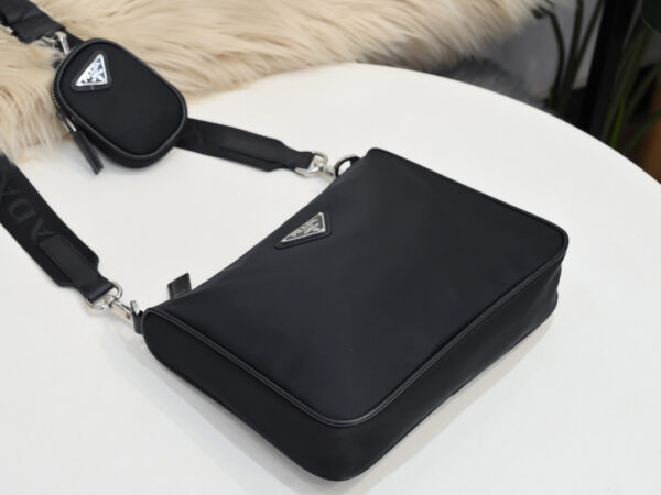 Túi đeo chéo Prada siêu cấp màu đen hoạ tiết logo tam giác