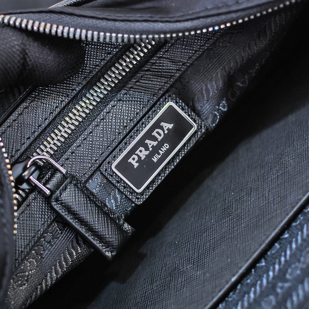Túi đeo chéo Prada siêu cấp màu đen khóa gài