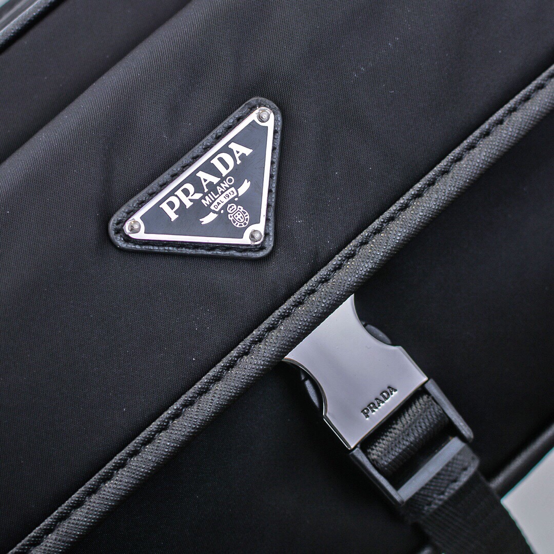 Túi đeo chéo Prada siêu cấp màu đen khóa gài