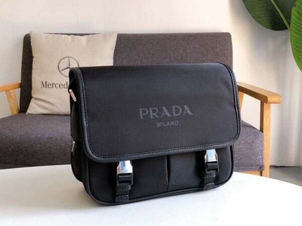 Túi đeo chéo Prada siêu cấp màu đen khóa gài đôi